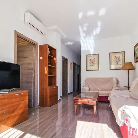Апартаменты 2 Bedroom Lovely In *